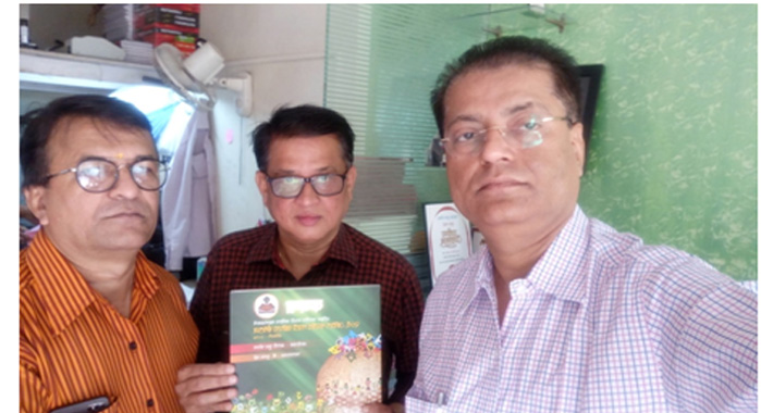 Seven print firm owners celebrate Printer's Day with a selfie