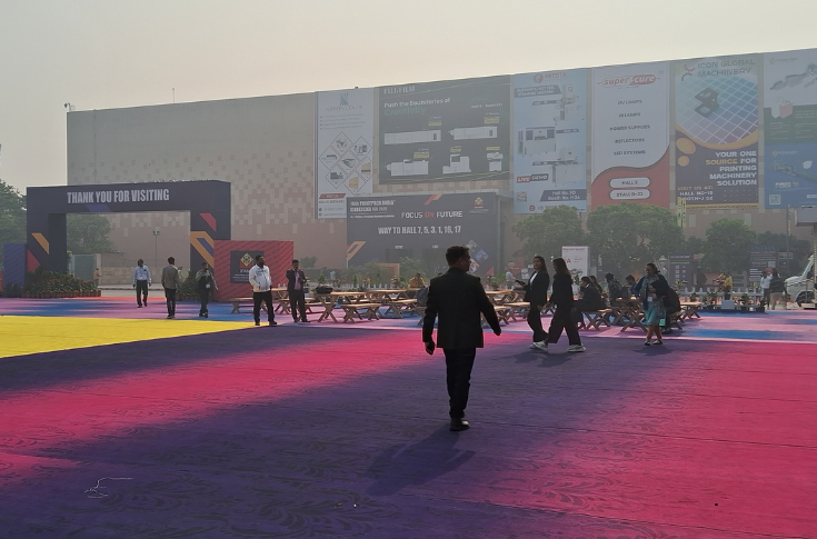 Alt Text: PrintPack India 2025 features 600 exhibitors, international visitors from 52 countries, and advanced printing and packaging machinery across a large exhibition space