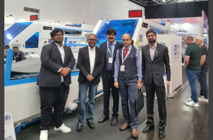 Sodhisons Mechanical Works exhibition showcasing flute laminator machines, with customers from Ludhiana, Ghaziabad, and Mumbai selecting 3-ply and 5-ply laminators for corrugated packaging applications