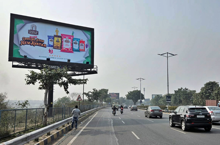 Laqshya Media Group creates immersive India Gate advertising campaign using 3D anamorphic billboards, tear-effect hoardings, and large-scale installations across Bengaluru and Delhi