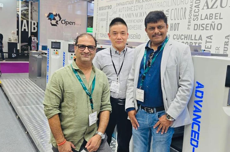 Wanjie India presenting the WJMQ-450/370 high-speed flatbed die-cutting machine at a trade exhibition, highlighting precision label finishing equipment with advanced automation and customizable configurations
