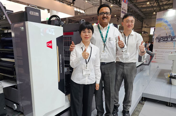 Eight-colour flexo printing press with servo-driven registration system