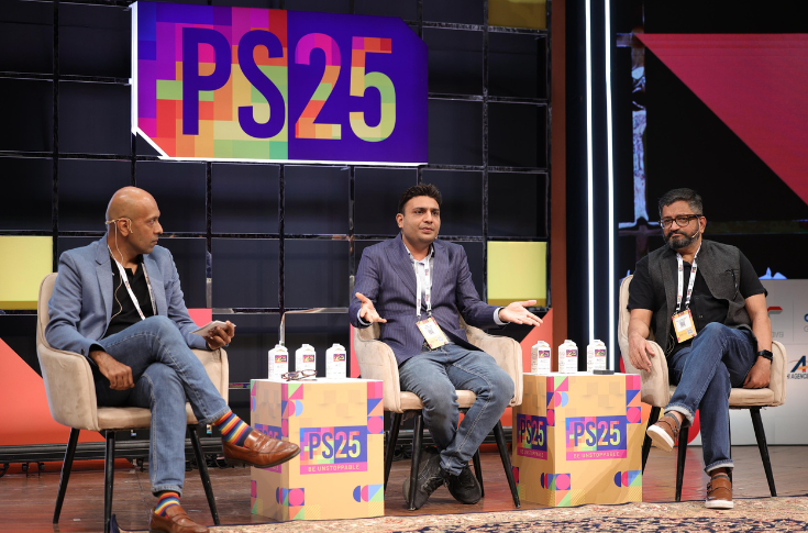 Panel discussion at PrintPack India 2025 featuring industry experts explaining how AI enhances printing workflows, estimation, design, and operational efficiency