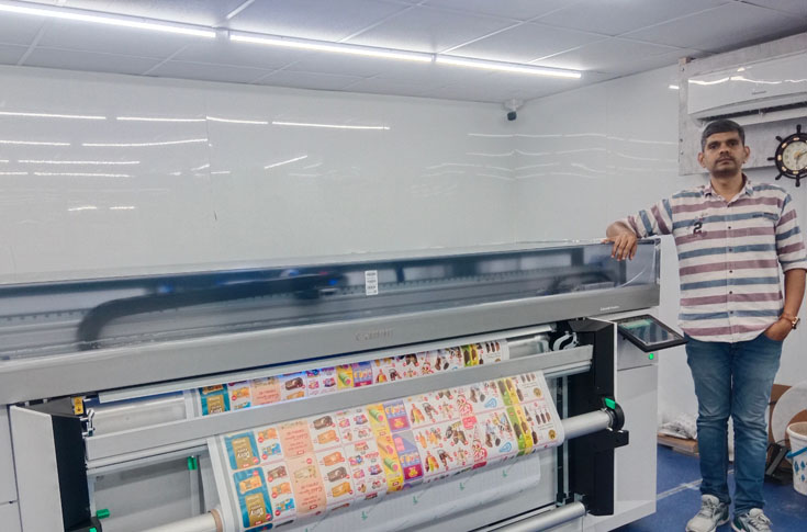 Happy Print operating Canon Colorado M5W large-format printer featuring UVgel technology, white ink printing, and FLXfinish+ effects for premium signage, packaging, and display graphics