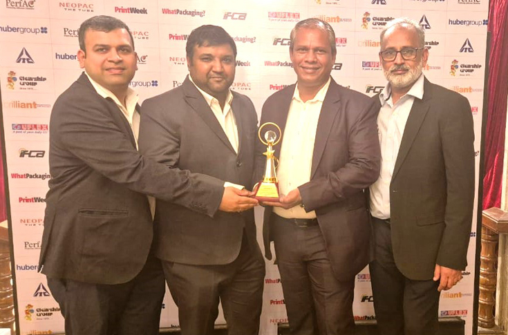 DuPont Cyrel Flexographic Solutions team receiving IFCA Star Award 2024 at Mumbai Cricket Association event, highlighting Cyrel Easy Fast EFM sustainable flexographic printing plates for packaging applications