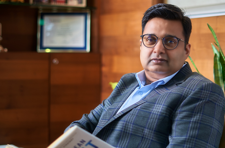 Printing and packaging industry expert discussing 2025 trends including EPR compliance, AI automation, smart packaging with AR and blockchain, and sustainable materials like PCR PET and rPET
