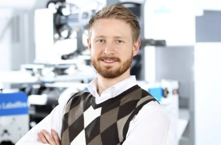 Thomas Schweizer of Gallus discussing modular hybrid printing systems with configurable flexo, inkjet, and embellishment building blocks designed for scalable and future-ready label production